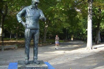 A NEW YORK LA STATUA di Fred Lebow con la mascherina 😷 A NEW YORK LA STATUA di Fred Lebow con la mascherina 😷