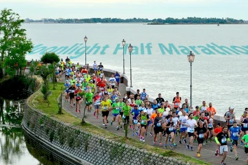 BMW Ceccato Motors Jesolo Moonlight Half Marathon: TUTTI AL MAAAREEEEEEE – BEN 17 SARANNO GLI ATLETAZZI ALLA PARTENZA SABATO