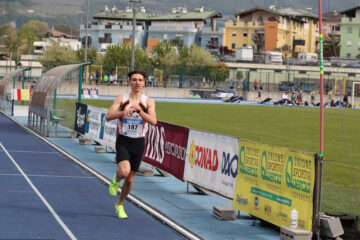 L’Atletica Valle di Cembra brilla all’apertura di Rovereto: Zandonella vince i 2000m, Soma domina la sua serie nei 600m